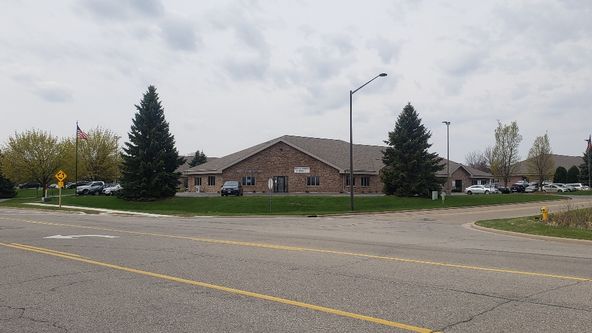 1,422 SF